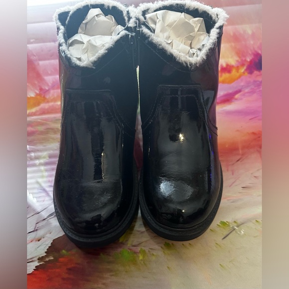 UGG Toddler Lynde Patent Ankle Boot - Picture 3 of 7